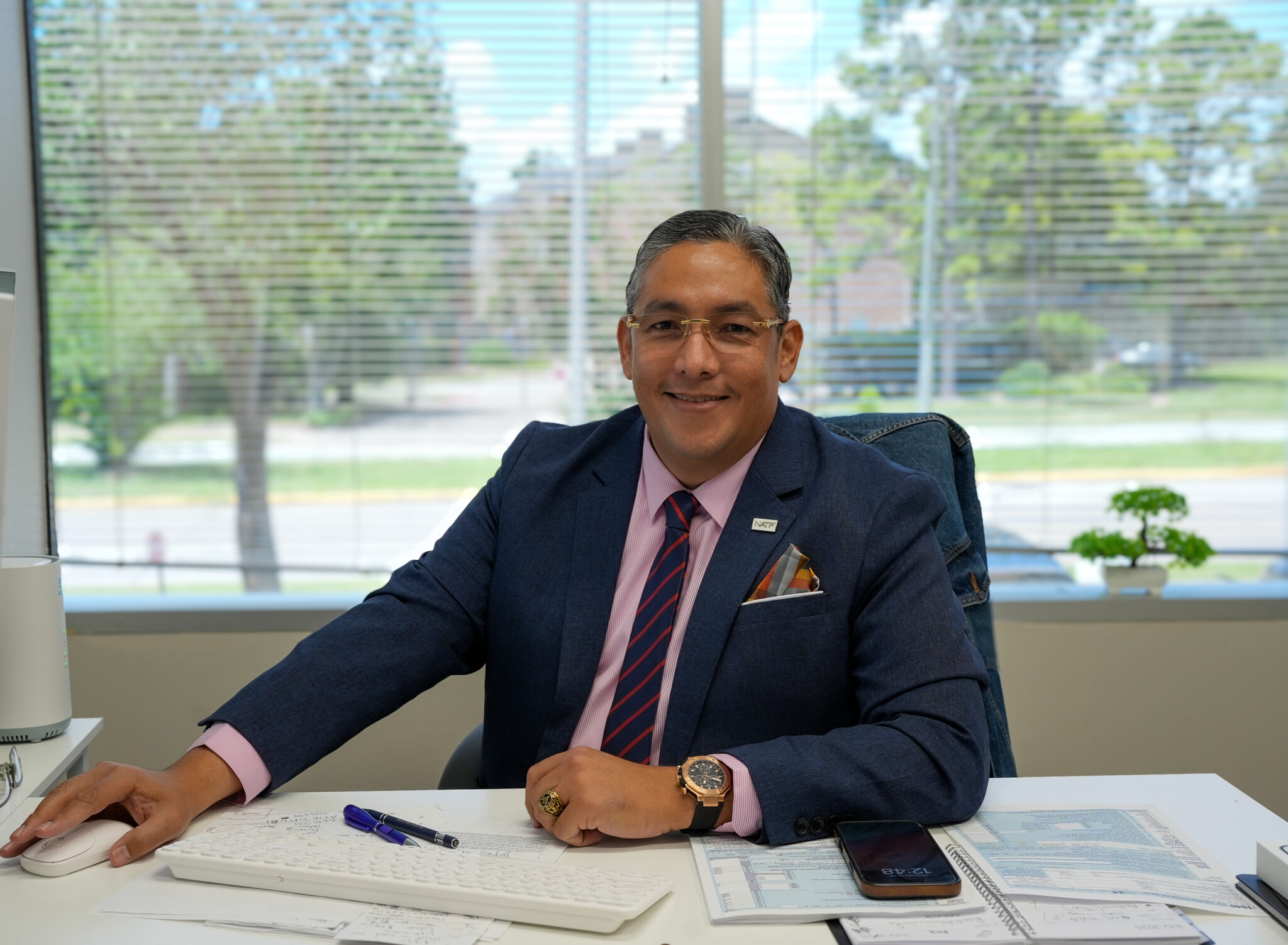 Javier Loaiza en la oficina de Latinos Tax Solutions