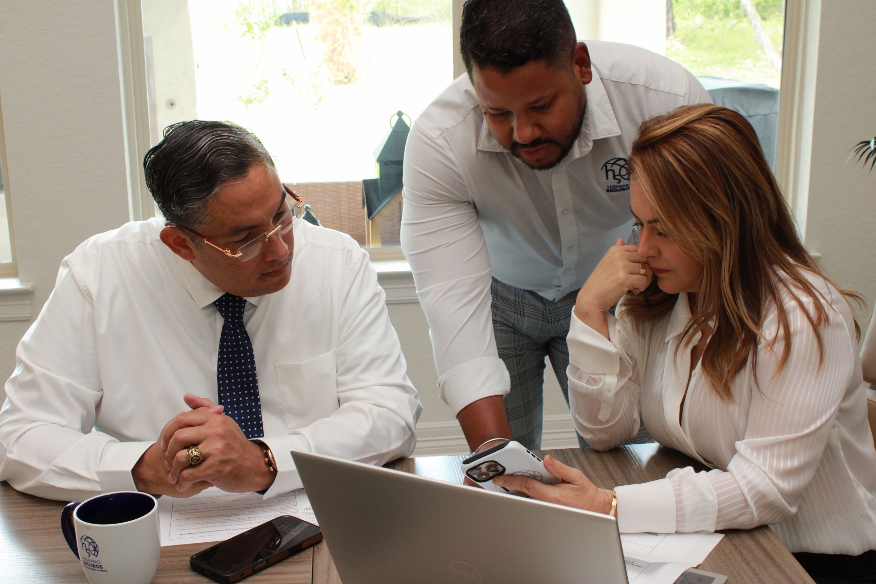 Equipo de Latinos Tax Solutions junto a Javier Loaiza